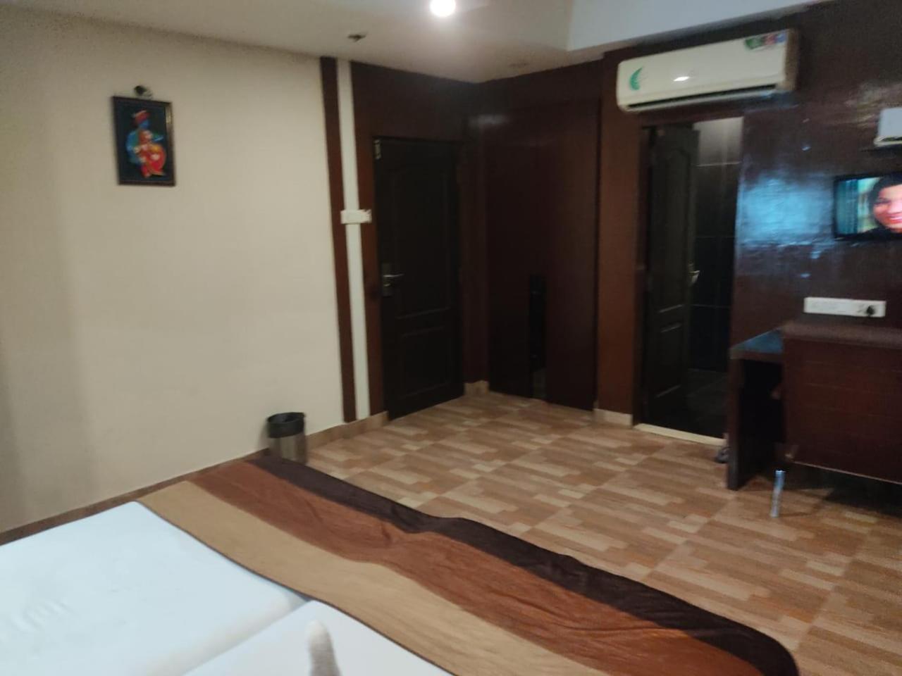 Hotel Ambassador Chocolate Inn Kalyani Bagian luar foto