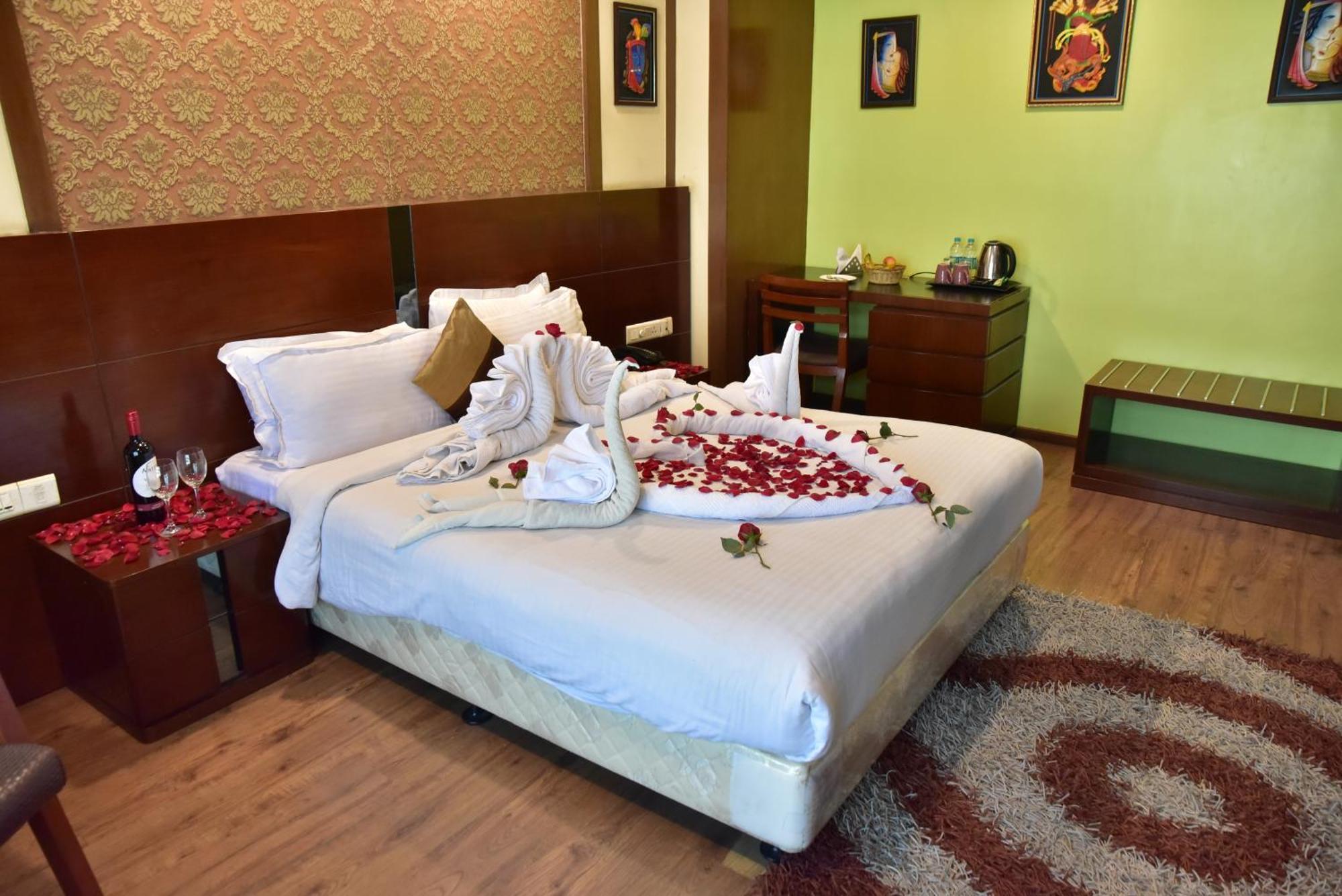 Hotel Ambassador Chocolate Inn Kalyani Bagian luar foto